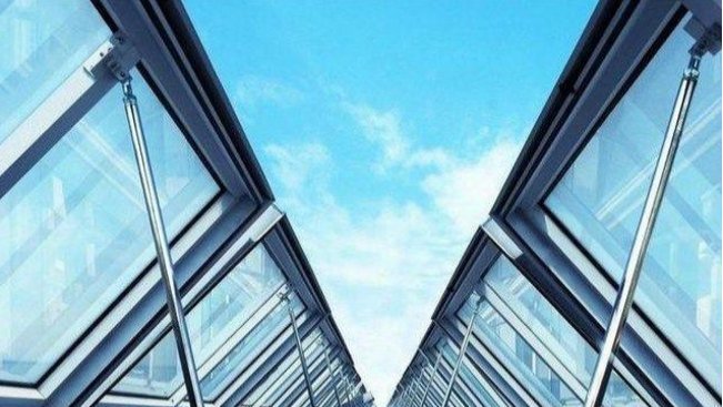 嫌上千塊的斷橋鋁門窗貴，用了幾百元的，住了幾年后我們?cè)趯?duì)比下